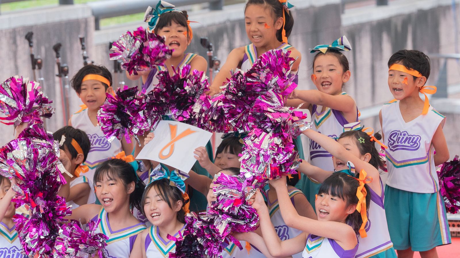 チアダンスを披露する子どもたち