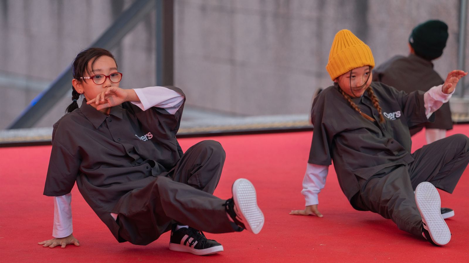 ステージで踊る学生ダンサー